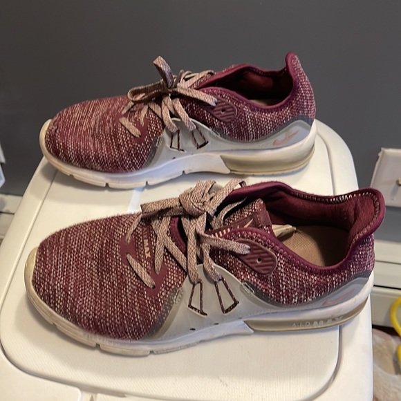 Nike Air Max size 7 Maroon red with gray knit top sneakers - Picture 3 of 5